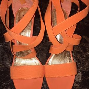 🧡Orange and wood grain look platform heels. NWOT